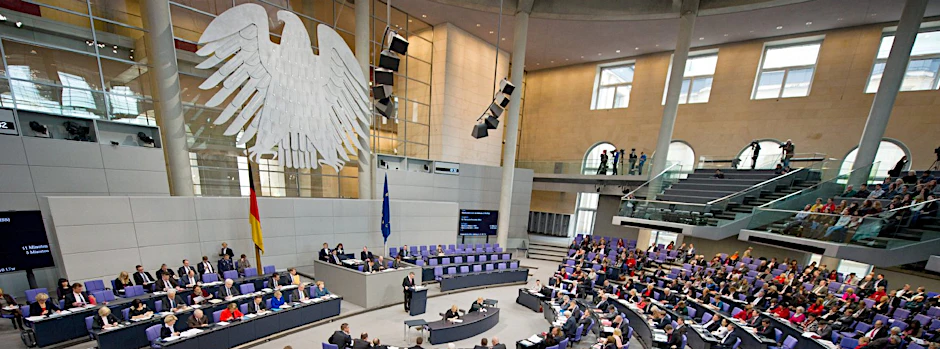 Umstrittener als die eigentliche Diät sind die steuerfreie Kostenpauschale und die üppige Altersversorgung, die Abgeordnete noch zusätzlich erhalten.