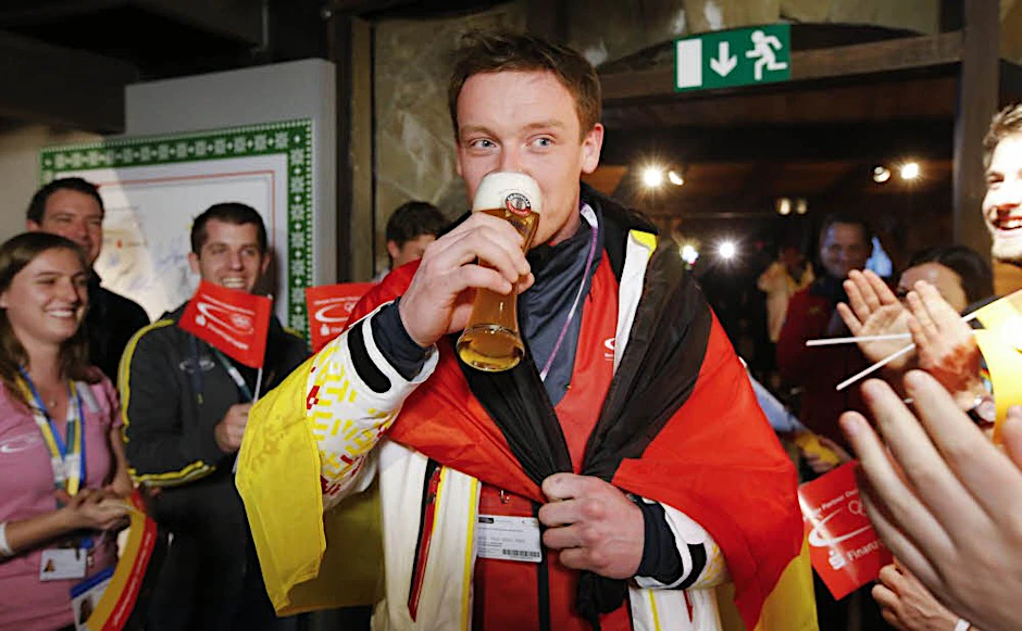 Gold macht durstig: Felix Loch.