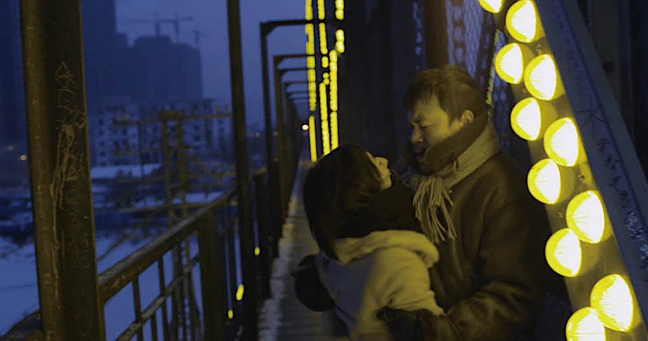 Ein chinesischer Film noir ist „Black Coal, Thin Ice Bai Ri Yan Huo)“. Die Geschichte ist düster, auf den Straßen herrscht Nacht. Die Dunkelheit ist von freudlos bunten Lampen erhellt.