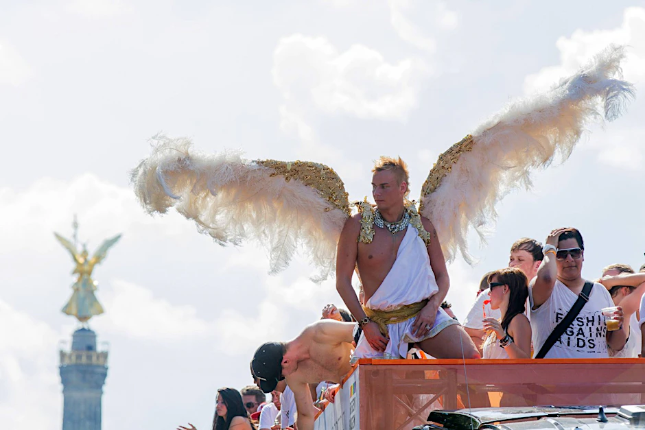 Fulminante Kostüme und 50 Wagen: Die Parade zum Christopher-Street-Day in Berlin haben sich 700 000 Menschen angesehen.