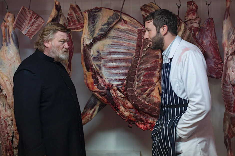 Der Pfarrer (Brendan Gleeson, l.) sucht seinen potenziellen Mörder, aber auch das Gute.