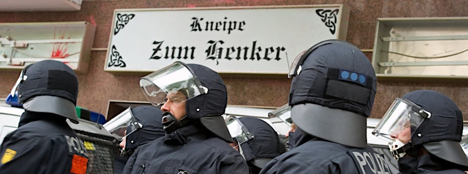 Polizisten sichern die Kneipe "Zum Henker" in Schöneweide. (Archivaufnahme vom 30.04.2010)