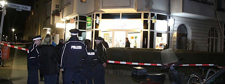 Weiträumig abgesperrt: Der Tatort in der Göttinger Straße.