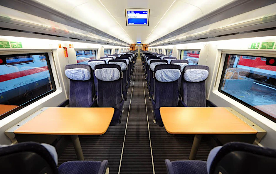 ICE 3: Auf Deckenmonitoren werden Reiseinformationen angezeigt.