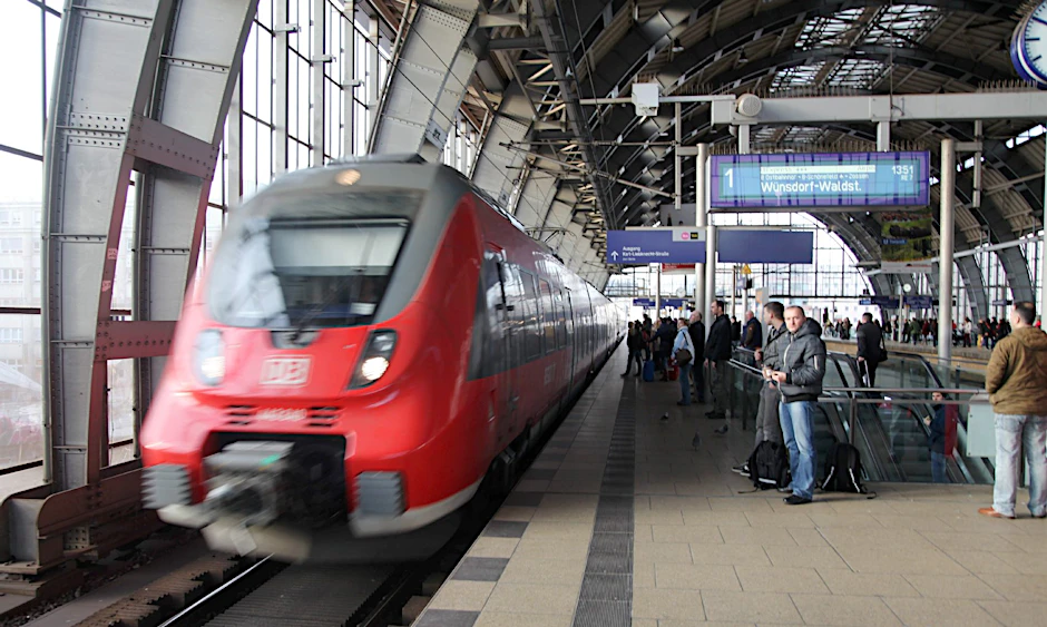 Routen planen, Fahrschein kaufen, Verspätungen live verfolgen: Das kann man mit der neuen VBB-App.