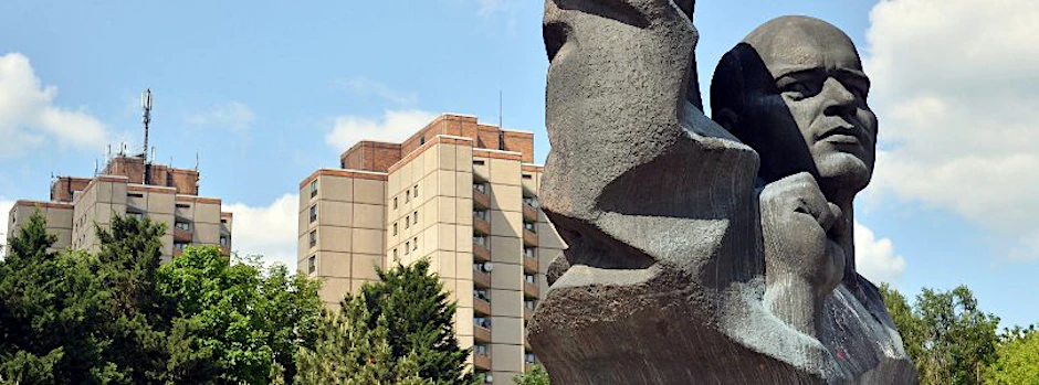 Geballte Faust: Das Ernst-Thälmann-Denkmal ist das Wahrzeichen des Wohnviertels. Die 13 Meter hohe Bronzefigur schuf der Bildhauer Lew Kerbel.