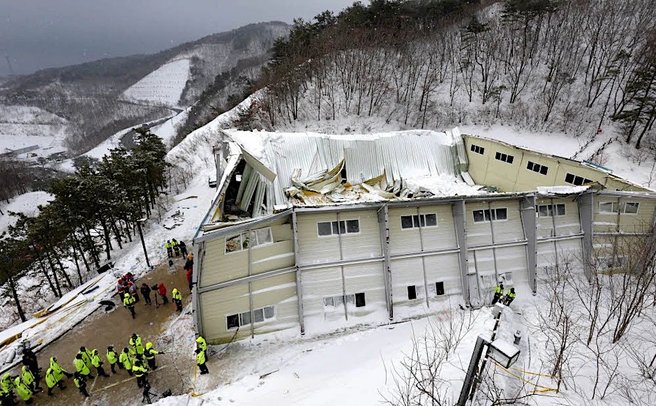 Erst brach das Dach der Halle in Kyongju ein, dann die Wände.