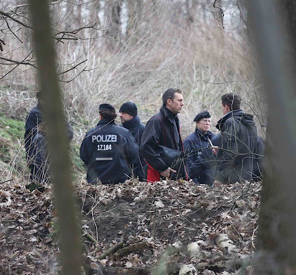 Polizisten begannen am Donnerstagvormittag in der Jungfernheide den Wald nach weiteren Leichenteilen abzusuchen.