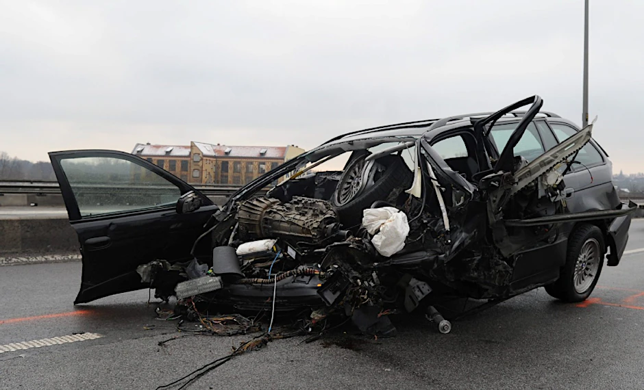 Raserei auf der Stadtautobahn: Dieses Fahrzeug überschlug sich und wurde vom Aufprall an der Leitplanke regelrecht zerrissen. Der Fahrer war sofort tot.