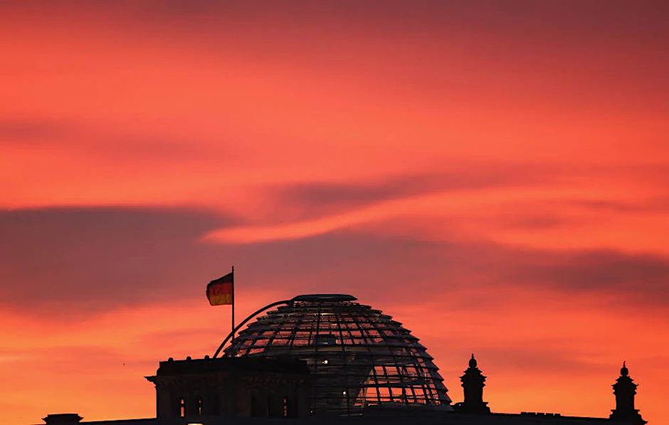 Sonnenaufgang am Reichstag: Ein neuer Tag mit höheren Diäten beginnt.