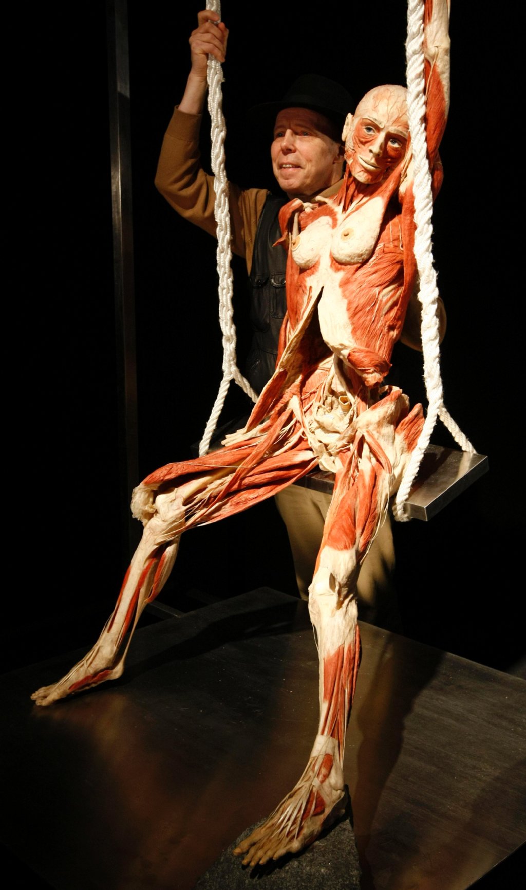 Gunter von Hagen mit einem der plastinierten Körper im Rahmen der Ausstellung in Berlin, 2009.
