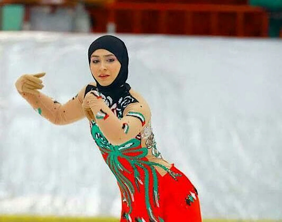 Mit Schlittschuhen und Kopftuch beim Training: Zahra Lari.
