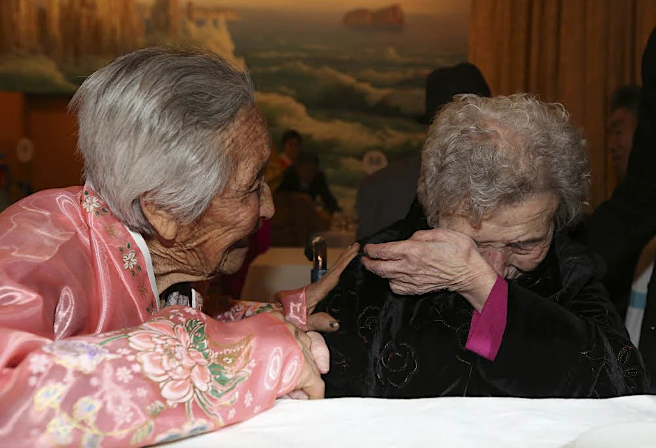 Die Südkoreanerin Lee Young-sil (r.), 87, hat ihre im Norden lebende Schwester Lee Jung-sil, 84, in einem Hotel am Kumgang-Gebirge in Nordkorea getroffen.