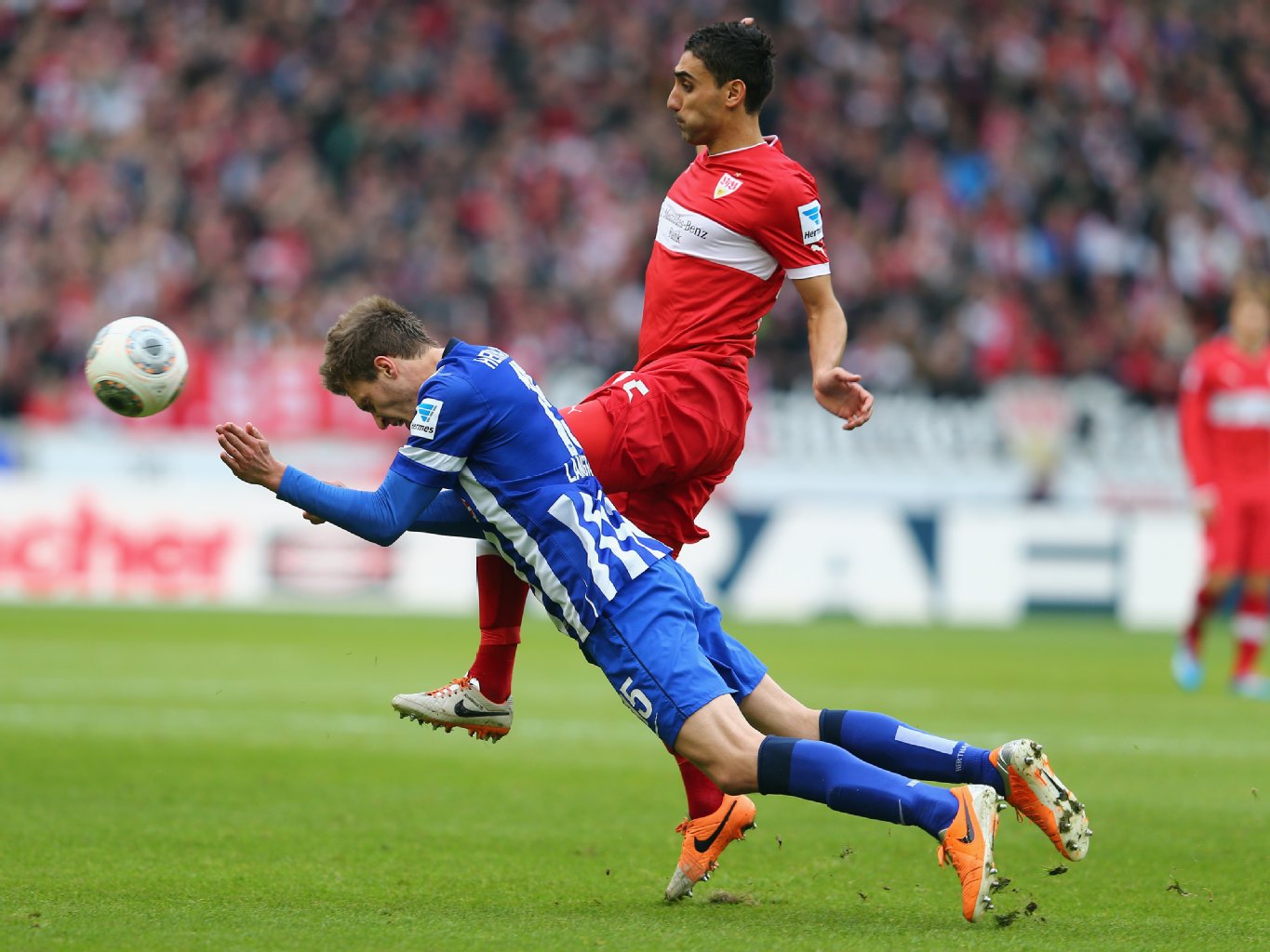 Sebastian Langkamp in Blau-Weiß wird von Mohammed Abdellaoue gestoppt.