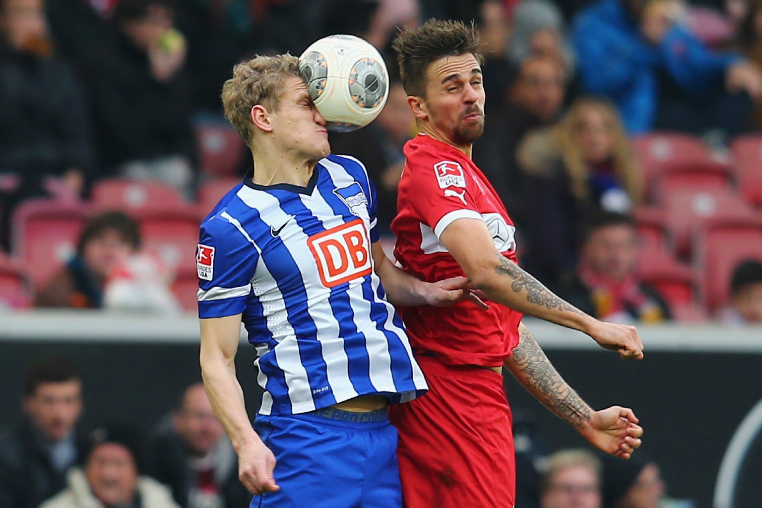Johannes van den Bergh (L) springt für einen Kopfball hoch und gerät mit dem Stuttgarter Martin Harnik aneinander.