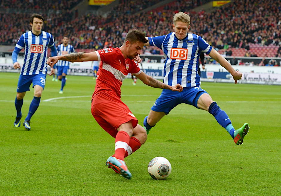 Fußball Bundesliga 22. Spieltag: VfB Stuttgart - Hertha BSC am 22.02.2014 in der Mercedes-Benz Arena in Stuttgart (Baden-Württemberg). Johannes van den Bergh (r) im Zweikampf mit dem Stuttgarter Spieler Martin Harnik (M.).