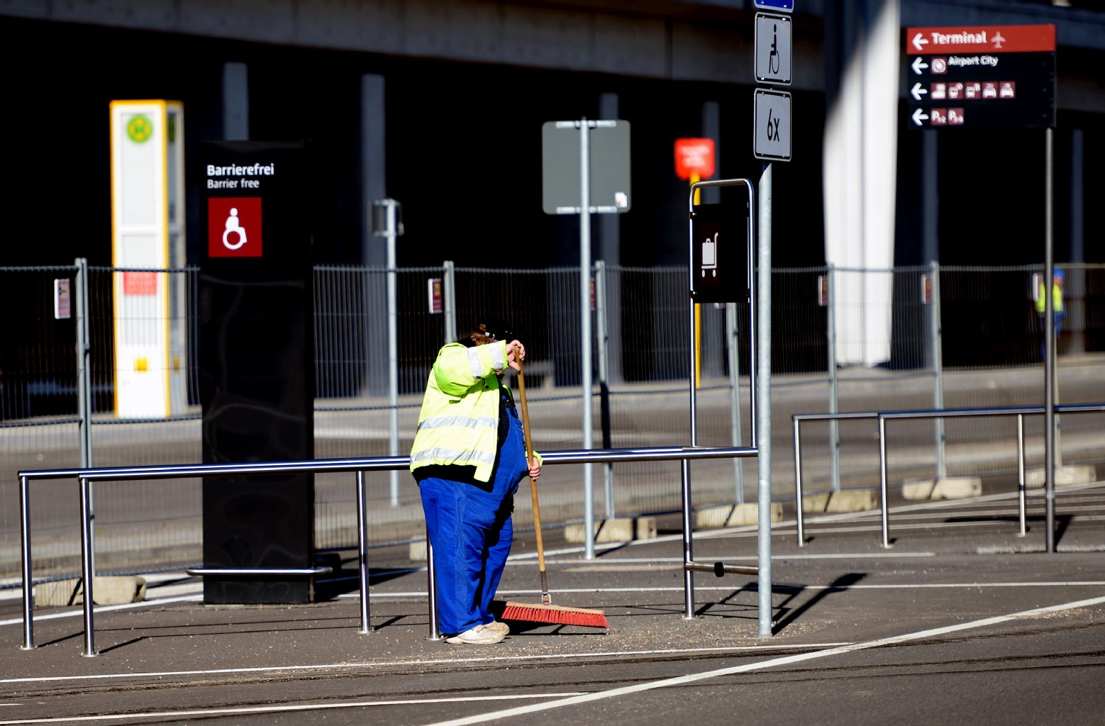 Klaus Wowereit (SPD) macht auch das Land Brandenburg für die Verzögerungen verantwortlich. Immer neue Forderungen würden das Flughafen-Projekt behindern.