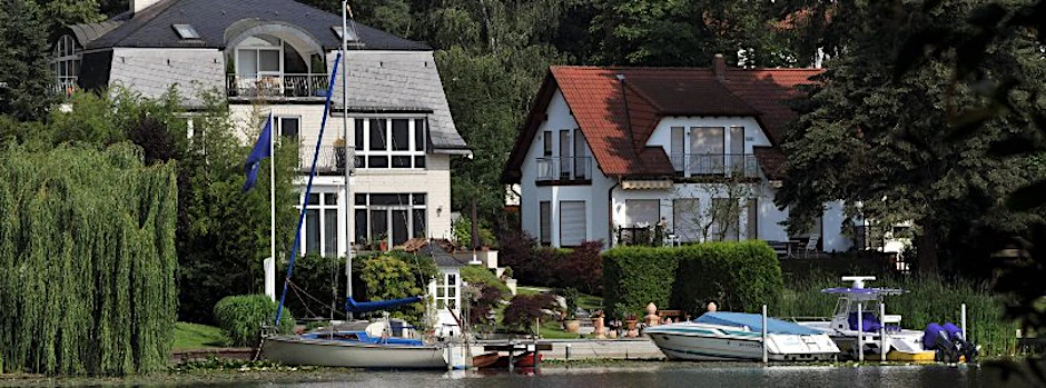 Villen mit Bootsanlegestelle am Stölpchensee im Süd-Westen Berlins: Laut einer DIW-Studie geben Deutsche mit Vermögen ihr Geld an die nachfolgende Generation weiter. Die Schere zwischen Arm und Reich wird größer.