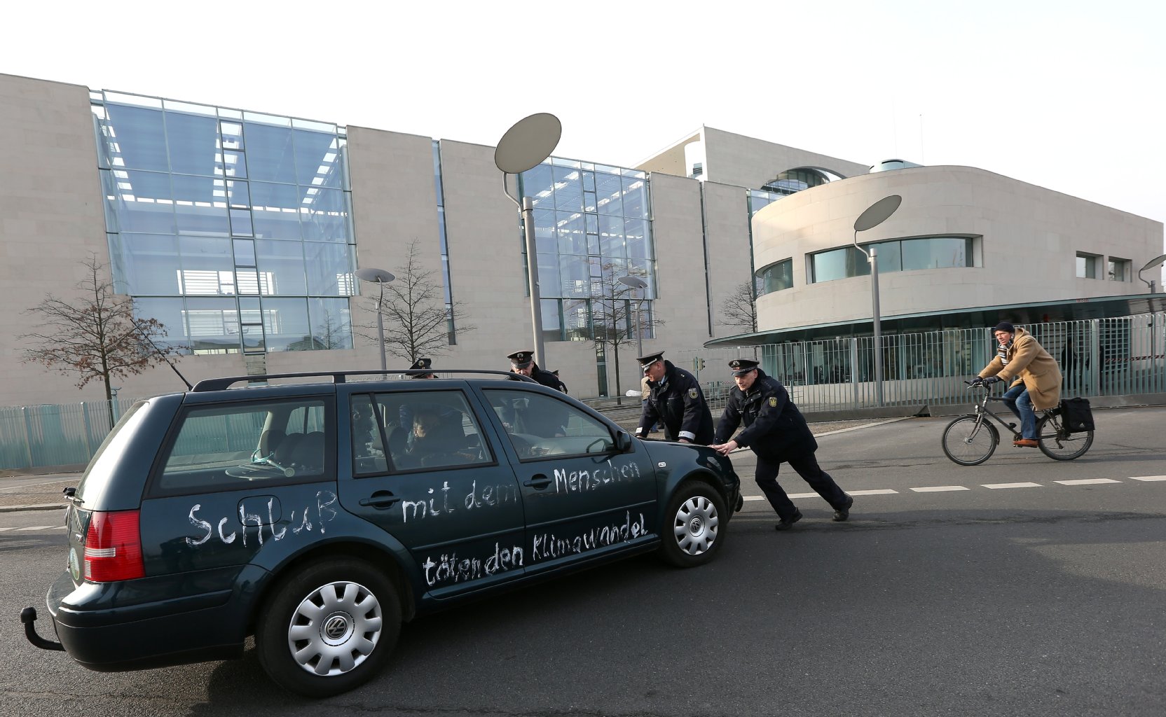 Mann fährt mit Auto gegen Zaun des Kanzleramts