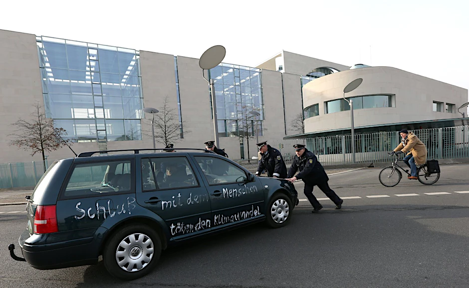 Auch für Polizisten etwas Neues: Autoschieben am Kanzleramt.