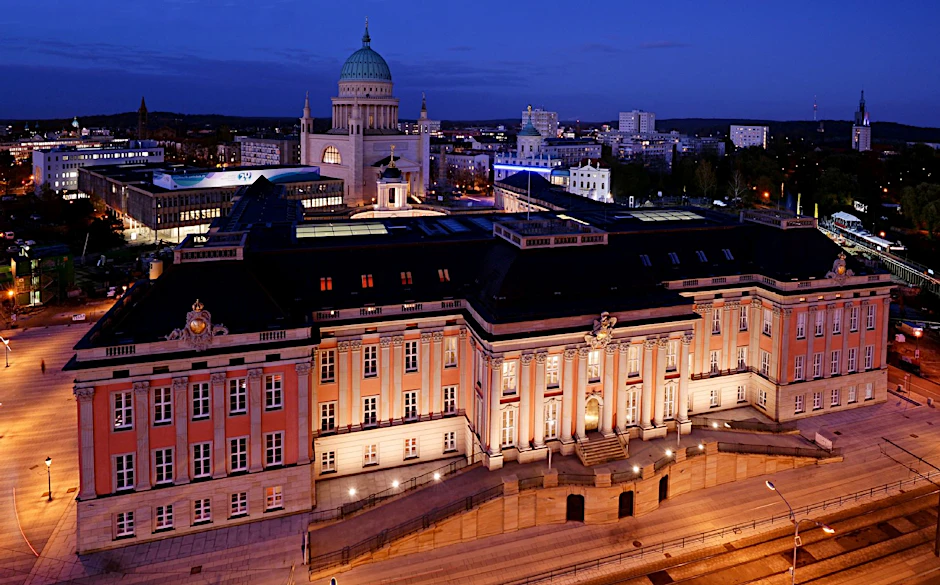 Der neue brandenburgische Landtag im Stadtschloss in Potsdam, fotografiert in der Abenddämmerung.
