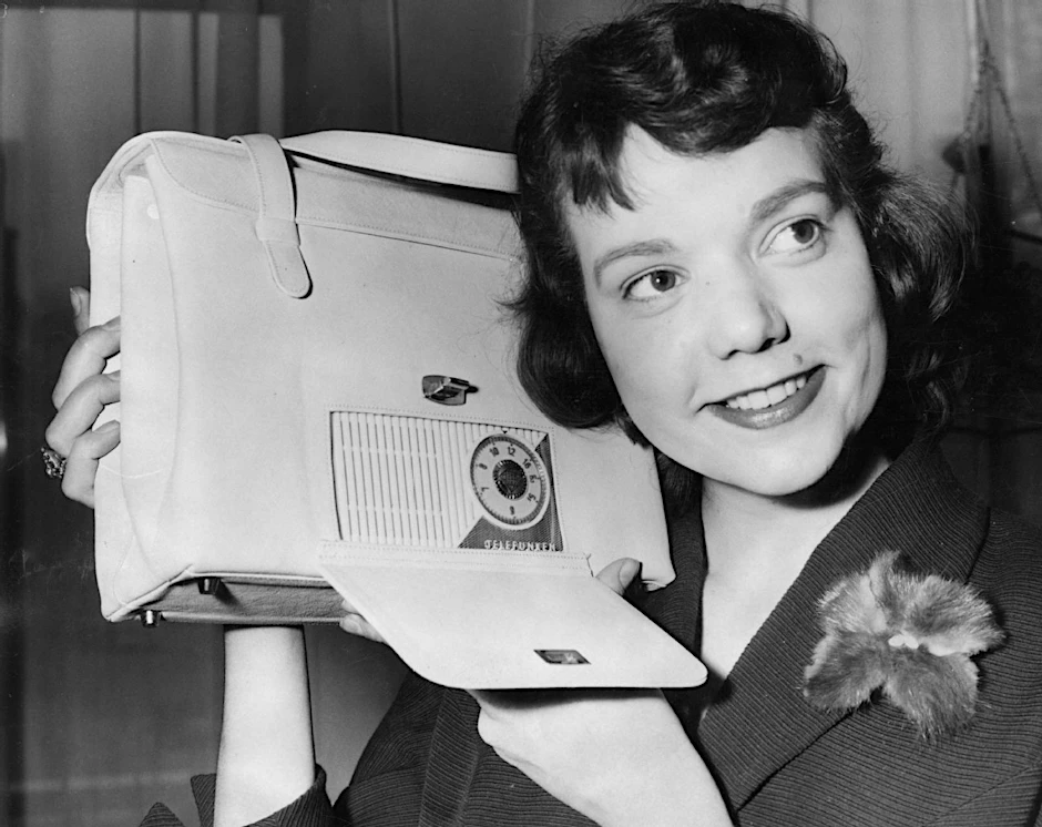 Radio mit Frau in den Fünfzigern.
