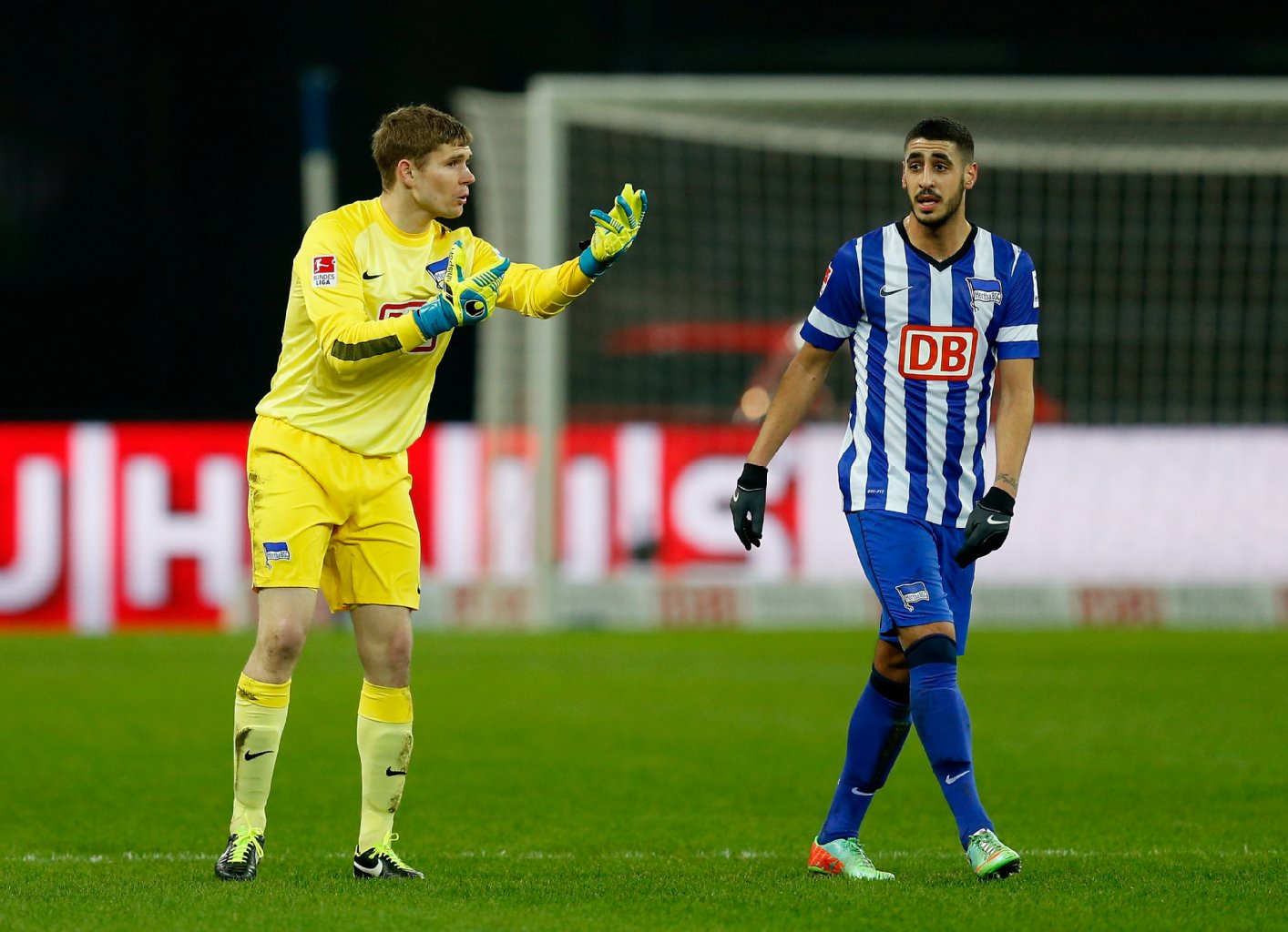 Torwart Thomas Kraft ist mit Tolga Cigerci nicht zufrieden.