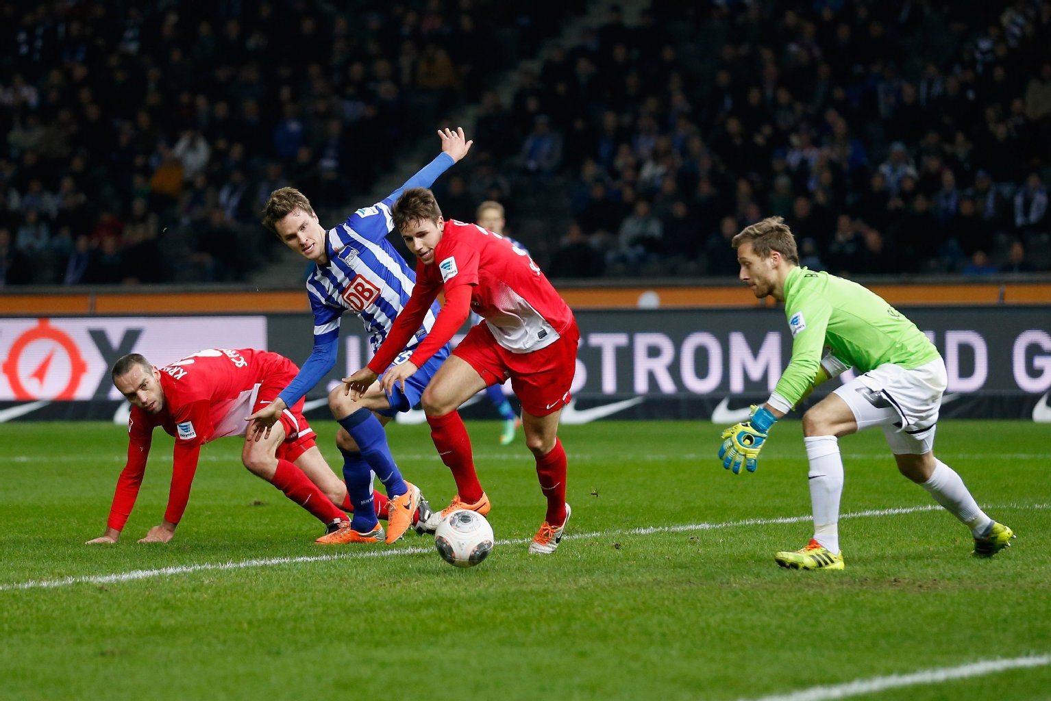 Sebastian Langkamp mit Kontakt zum Tor. Für einen Treffer reicht es im Spiel gegen den SC Freiburg aber nicht (28.02.2014).
