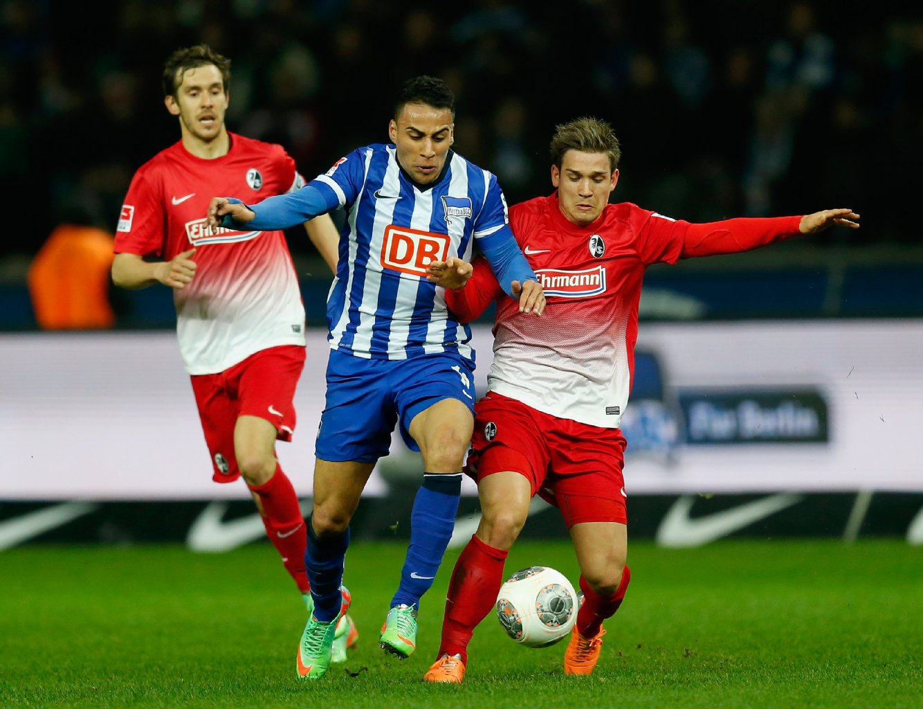 Hertha BSC kann zu Hause nicht mehr gewinnen: Aenis Ben-Hatira wird von zwei Freiburgern in die Zange genommen (28.02.2014).