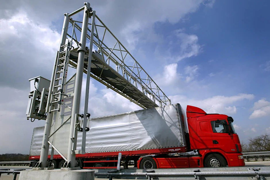 Seit 2005 wird in Deutschland eine Lkw-Maut erhoben. Geplant war der Start von Toll Collect schon für 2003.