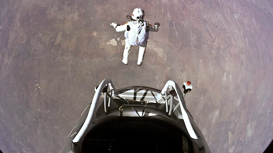 Felix Baumgartner kurz nach seinem Absprung.