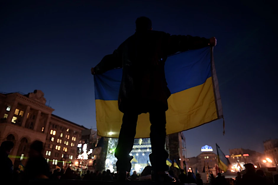 Auf dem Maidan-Platz in Kiew: Ein Mann zeigt eine ukrainische Flagge.