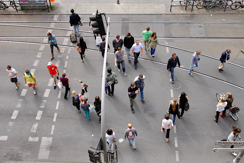 Junge Menschen in Mitte: Die lokale Wirtschaft profitiert vom Berlin-Boom.