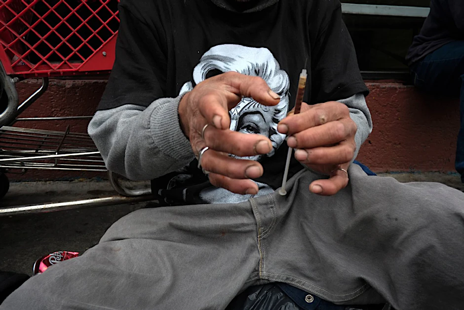 Ein Heroin-Abhängiger in Los Angeles bereitet den nächsten Schuss vor.