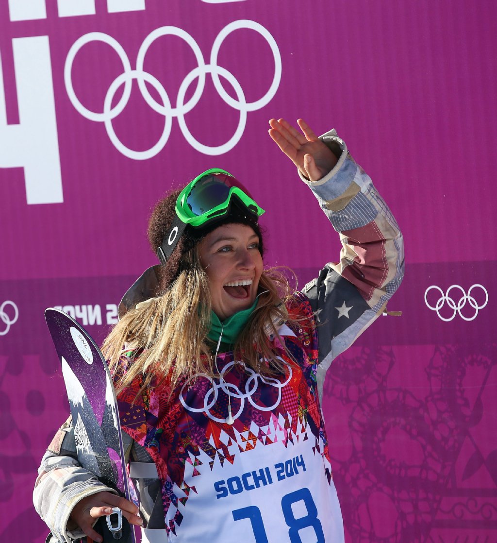 US-Snowboarderin Jamie Anderson freut sich über ihre gute Abfahrt.