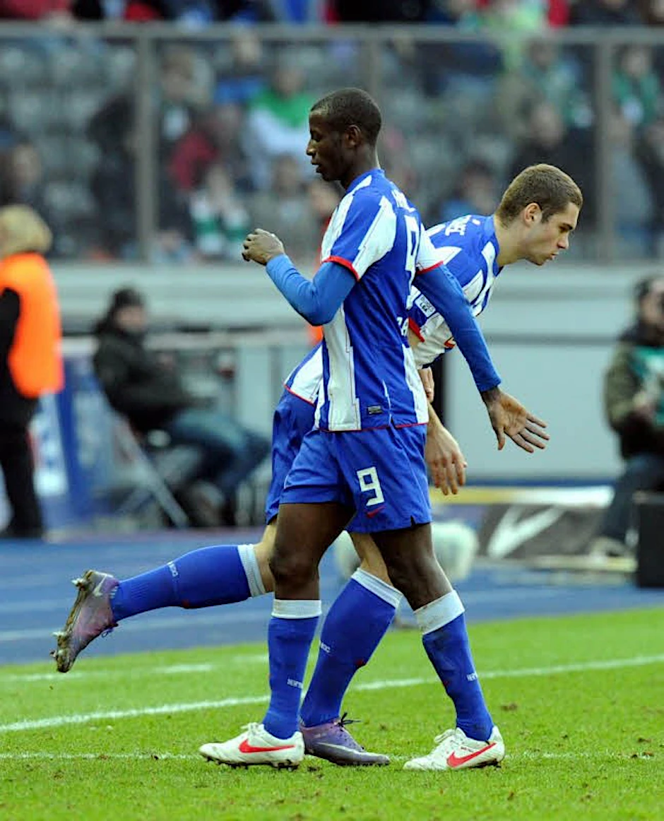 Fliegender Wechsel: Ramos (l.) und Lasogga in der Vorsaison im Hertha-Trikot.