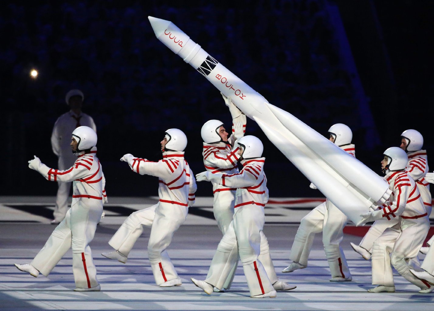 Selbstironie: Mit dem Auftritt der raketenverliebten Komsomolzen beweisen die Choreografen ein Maß an Selbstironie, das ihnen viele nicht zugetraut hatten. Gerade beim Umgang mit ihren Kosmonauten verstehen die Russen normalerweise keinen Spaß.