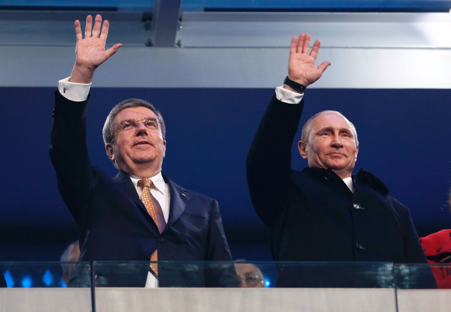 Offenheit: IOC-Präsident Thomas Bach (l.) wählt eine vergleichsweise deutliche Formulierung, als er in seiner Ansprache Diskriminierung „gleich aus welchen Gründen“ verurteilt. Der russische Präsident Wladimir Putin ärgert sich wahrscheinlich mehr über die Panne beim Entfalten der olympischen Ringe.