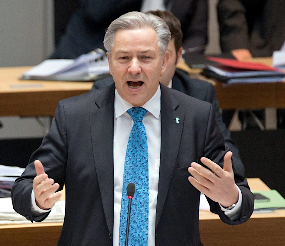 Eine knappe Mehrheit hat sich laut der Umfrage gegen einen Rücktritt des Regierenden Bürgermeisters ausgesprochen.