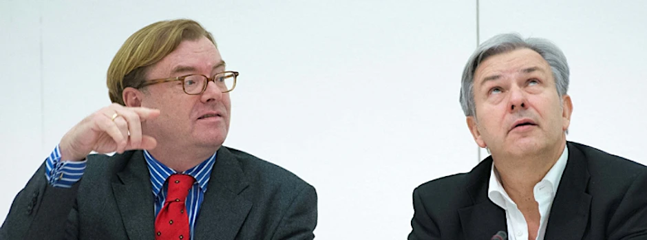 Der ehemalige Berliner Kulturstaatssekretär Andre Schmitz (l, SPD) und Berlins Regierender Bürgermeister Klaus Wowereit (SPD) auf einem Archivbild.