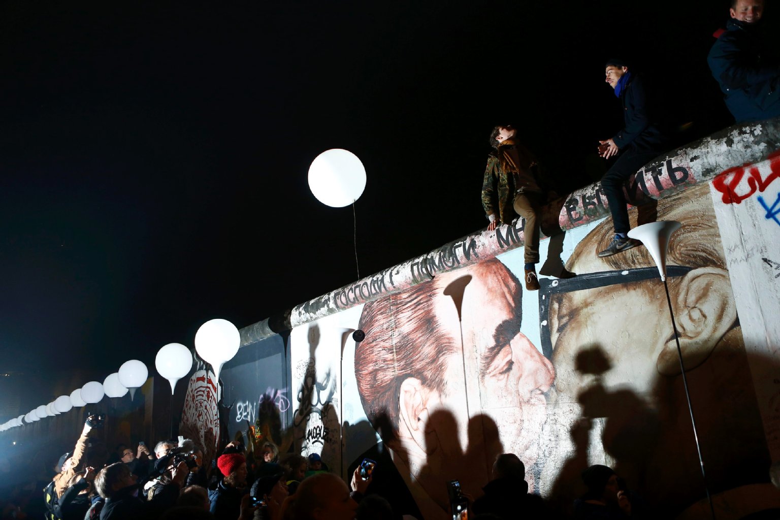 Ballons steigen an der East Side Gallery in die Luft.