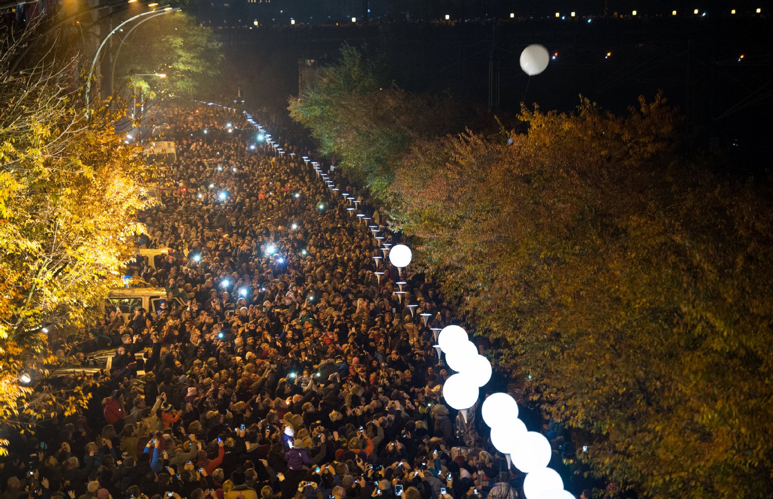 Zum Höhepunkt der Mauerfall-Feierlichkeiten in Berlin sind knapp 7000 weiße Ballons der Lichtgrenze, die die einstige Mauer nachzeichneten, in den Abendhimmel aufgestiegen.