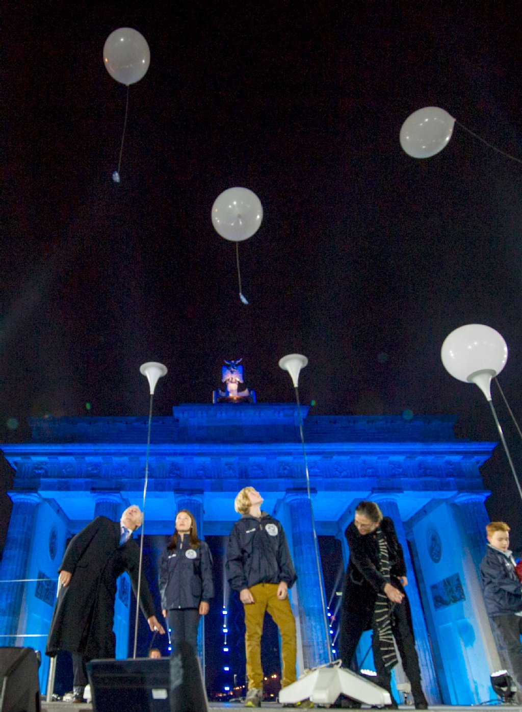 Klaus Wowereit lässt auch einen Luftballon in den Berliner Abendhimmel aufsteigen.