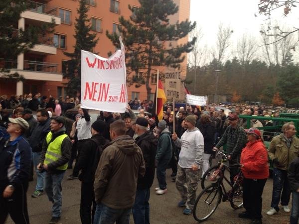 Anwohner und Rechte demonstrieren gegen Flüchtlingsunterkunft