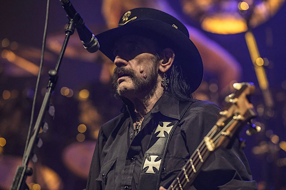 Lemmy Kilmister (und seine Fibrome) bei der Arbeit.