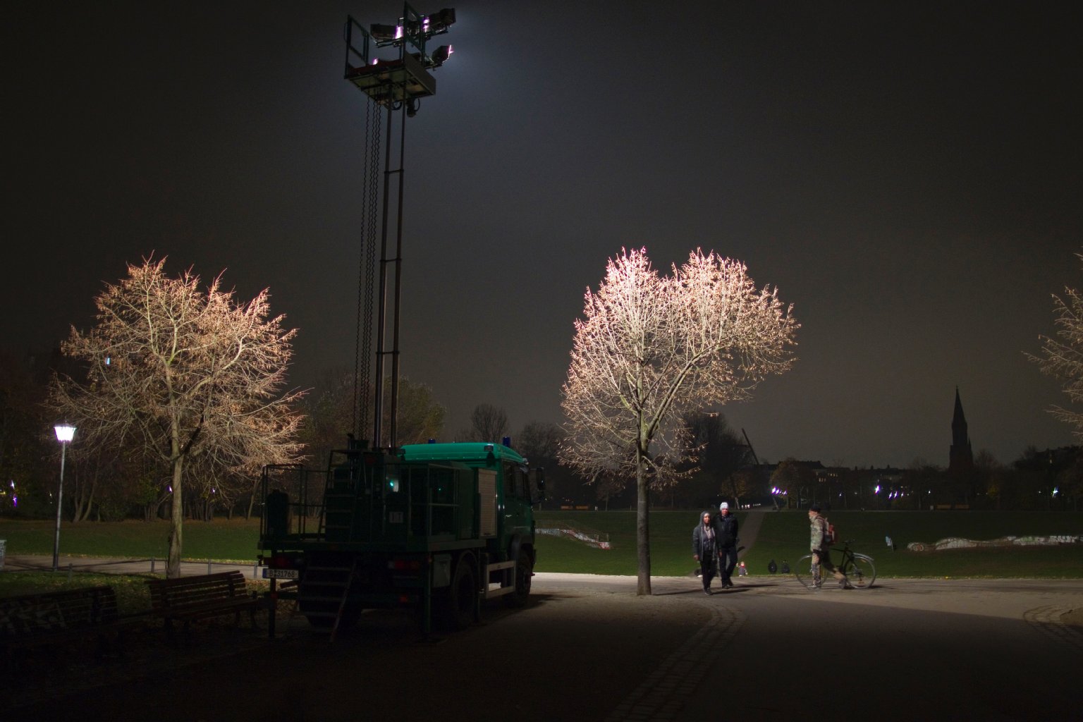 Bei einer Razzia im November 2014 will die Polizei überall genau hinsehen und leuchtet den Park mit Flutlicht aus.