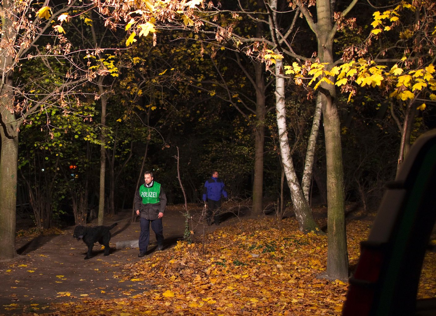 Seit 2011 hat sich die Zahl der Drogendealer im Görlitzer Park stark erhöht. Täglich verkaufen dort über 100 Rauschgifthändler ihre Waren. Die Polizei setzt einen Rauschgiftspürhund ein, um Drogen-Verstecke der Dealer aufzuspüren.