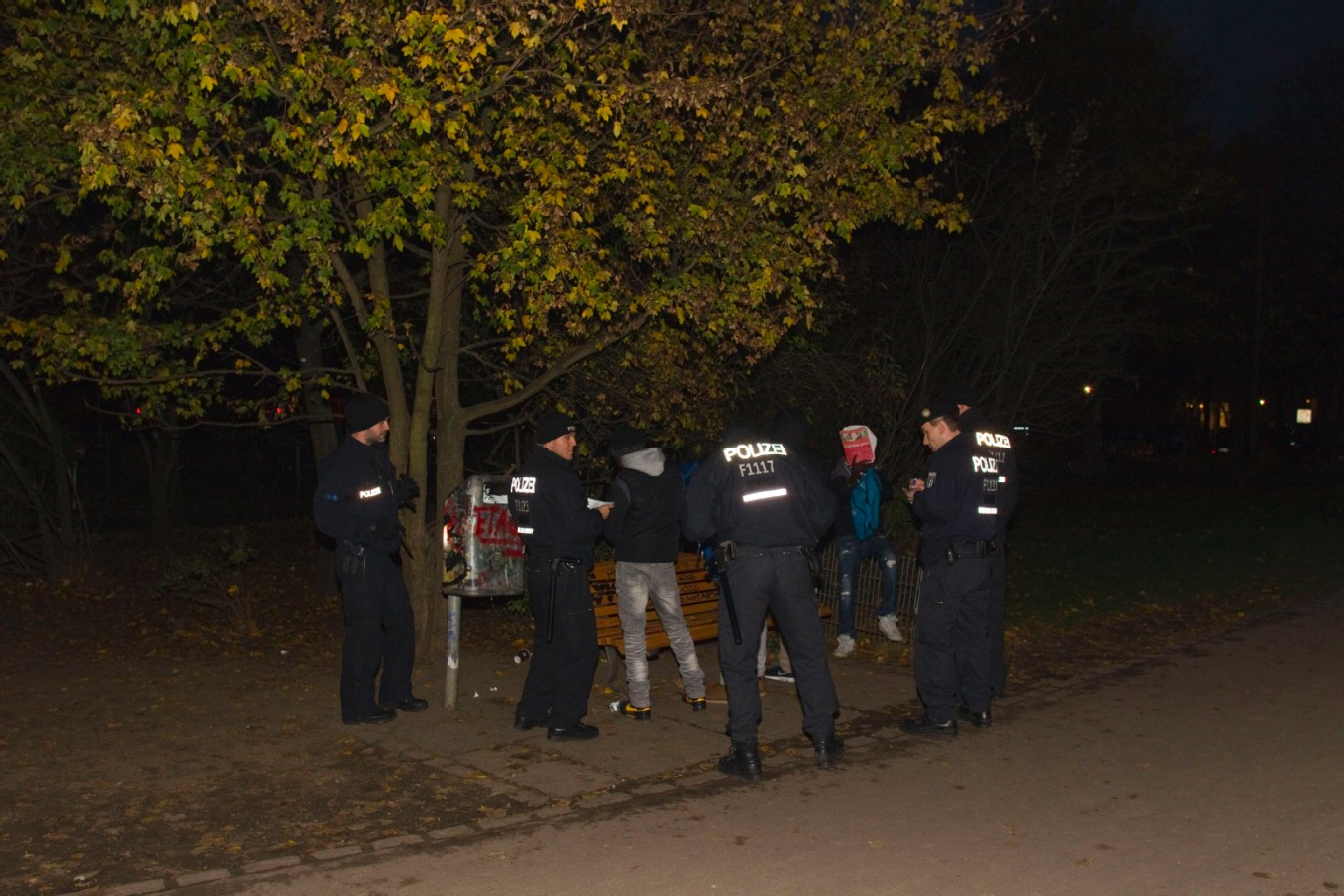 Der Görlitzer Park ist aber nicht nur als beliebter Festivalort bekannt, sondern auch als Drogenumschlagplatz. Die Polizisten führen immer öfter Befragungen bei nächtlichen Parkbesuchern durch.