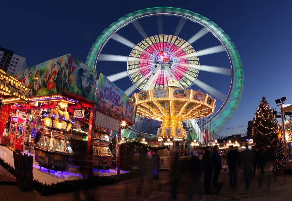 Weihnachtsmarkt in BerlinMitte Wintertraum und Horror am Alexa