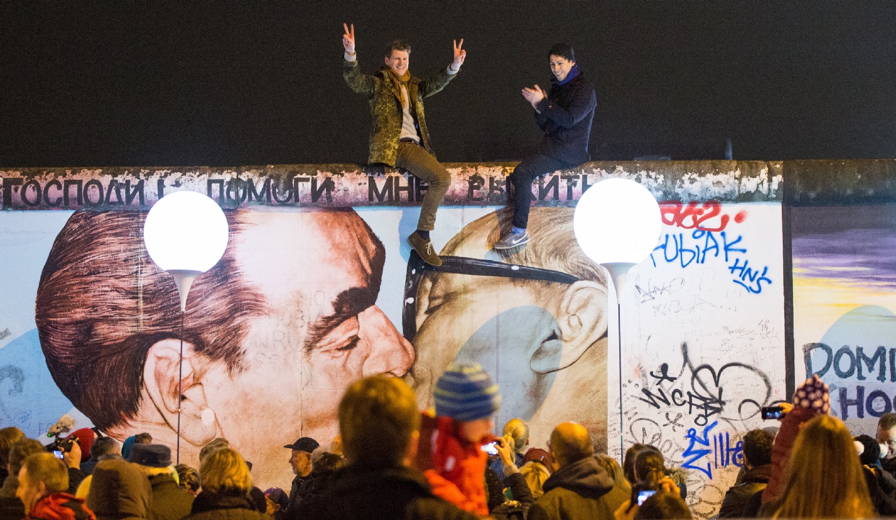 Wie vor 25 Jahren stiegen auch bei der Jubiläumsfeier Menschen auf die Berliner Mauer.